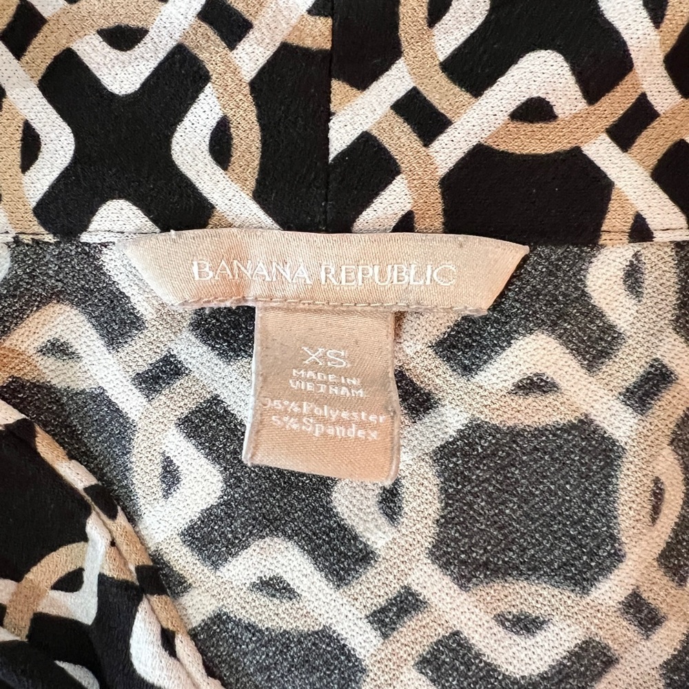 Banana Republic sleeveless drape front blouse, geometric pattern - Picture 6 of 7